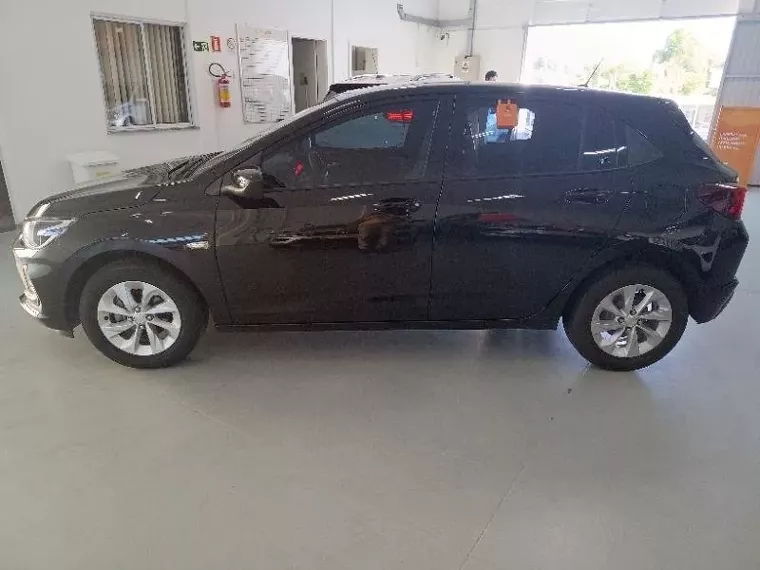 Chevrolet Onix Preto 14