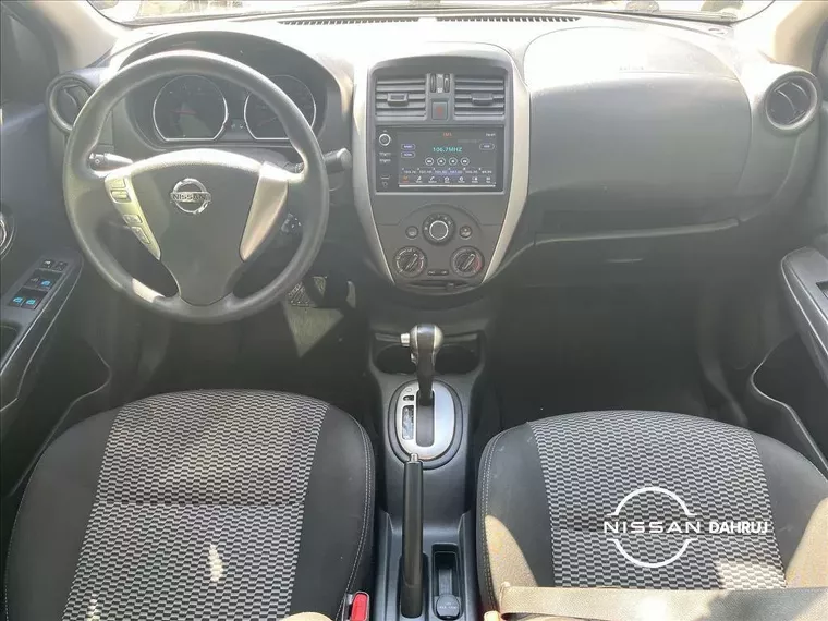 Nissan Versa Prata 10