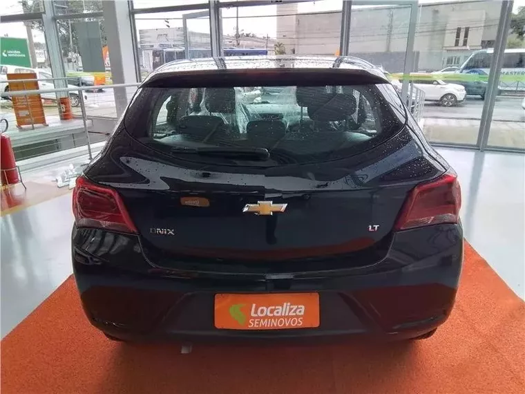 Chevrolet Onix Preto 6