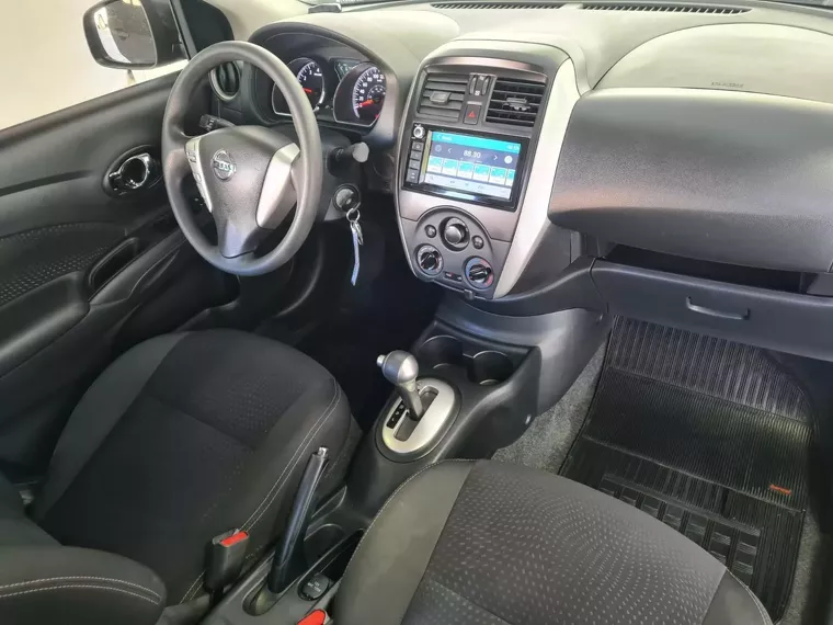 Nissan Versa Cinza 5