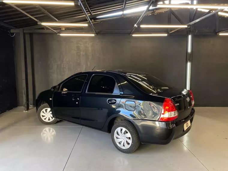 Toyota Etios Preto 4