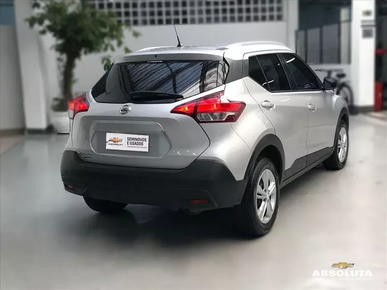 Nissan Kicks Prata 8