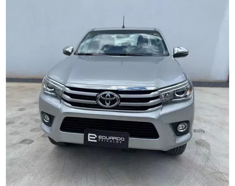 Toyota Hilux Prata 11