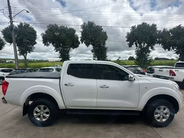 Nissan Frontier Branco 10