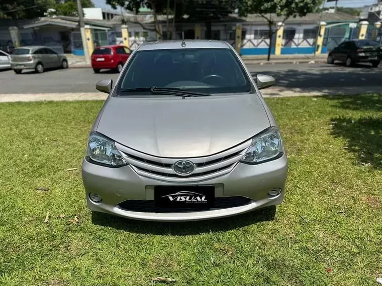 Toyota Etios Prata 1