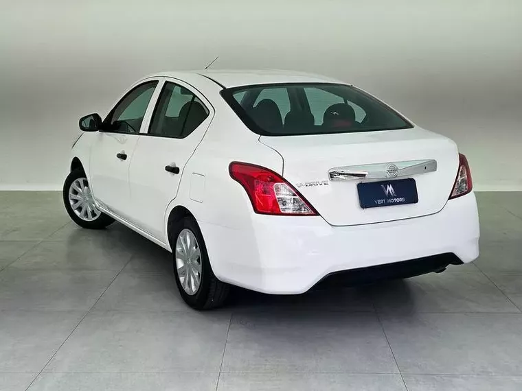 Nissan Versa Branco 7