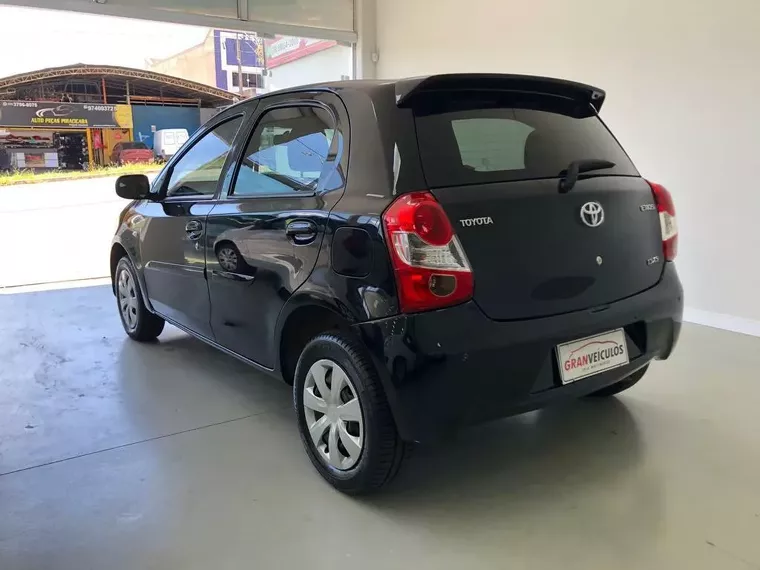 Toyota Etios Preto 2