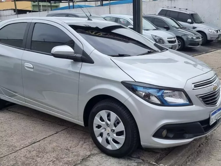 Chevrolet Onix Prata 4