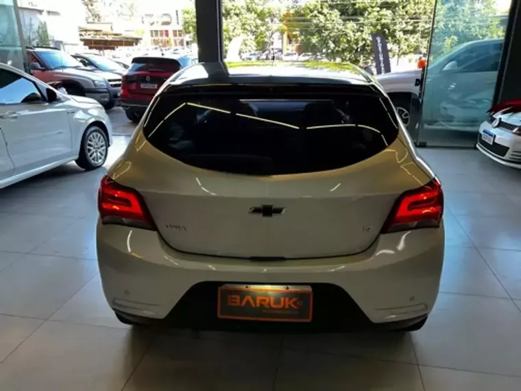 Chevrolet Onix Prata 6