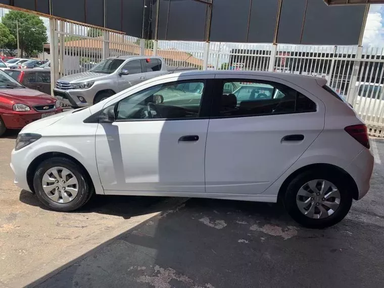 Chevrolet Onix Branco 8