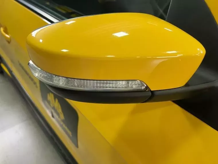 Volkswagen Saveiro Amarelo 5