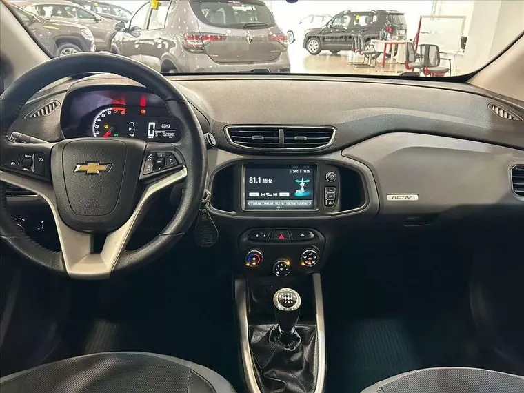 Chevrolet Onix Preto 5