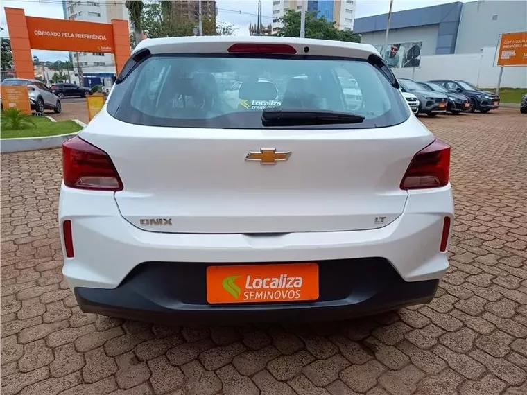 Chevrolet Onix Branco 8