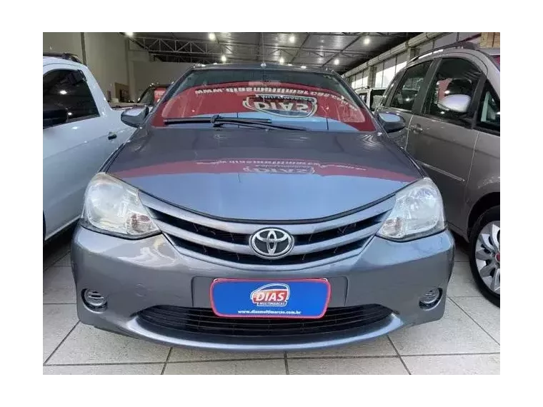 Toyota Etios Cinza 4