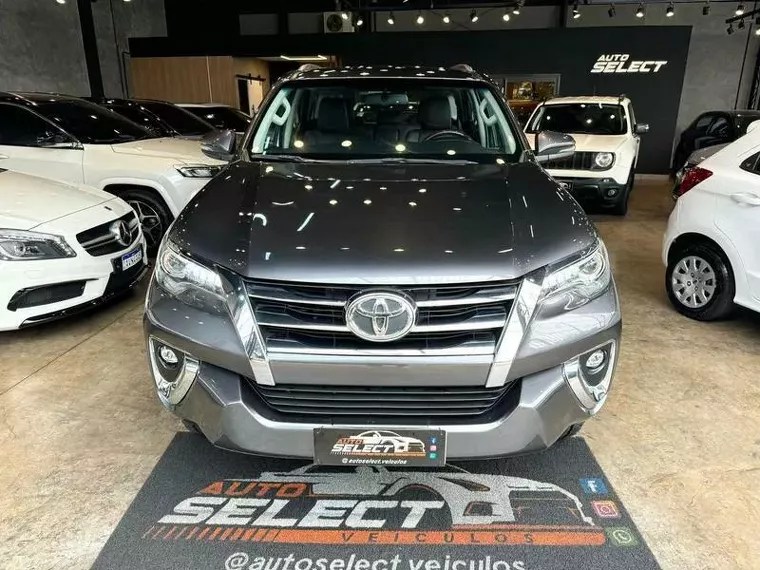 Toyota Hilux Cinza 2