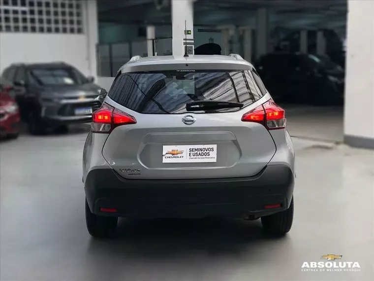 Nissan Kicks Prata 12