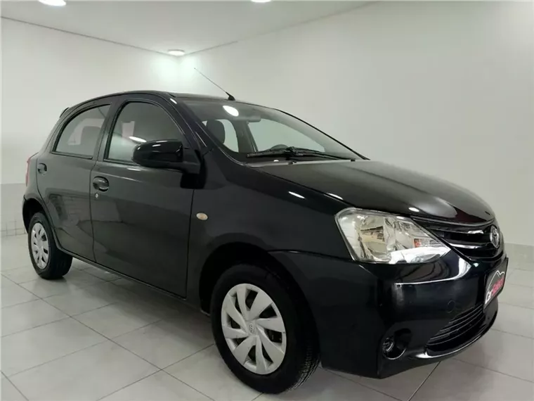 Toyota Etios Preto 1