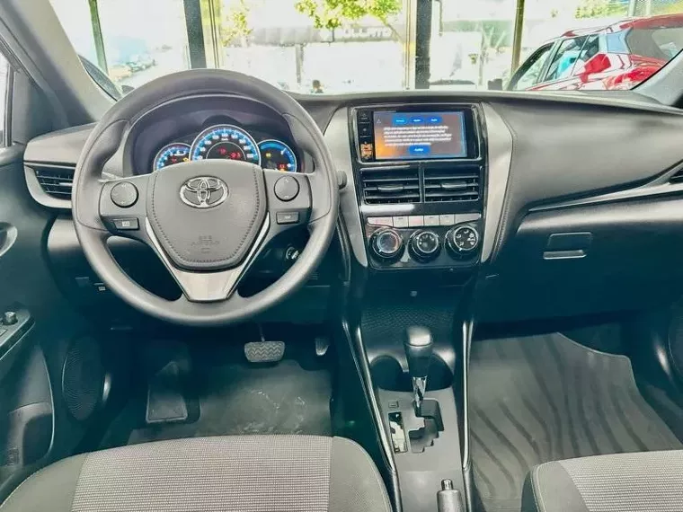 Toyota Yaris Cinza 14