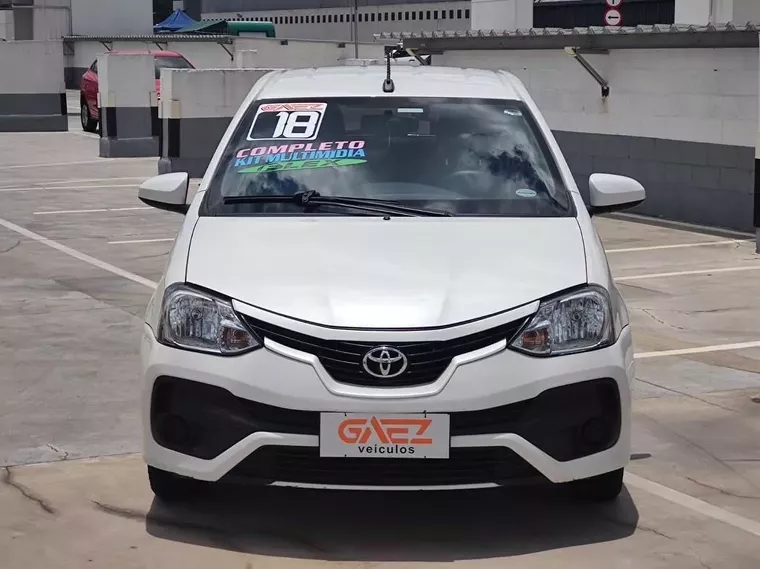 Toyota Etios Branco 5