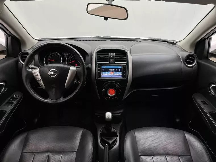 Nissan Versa Branco 6