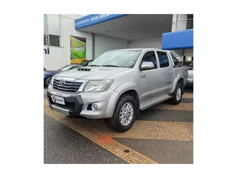 Toyota Hilux Prata 4