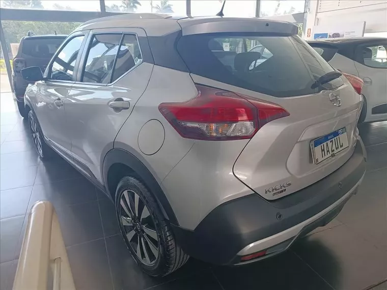 Nissan Kicks Prata 3