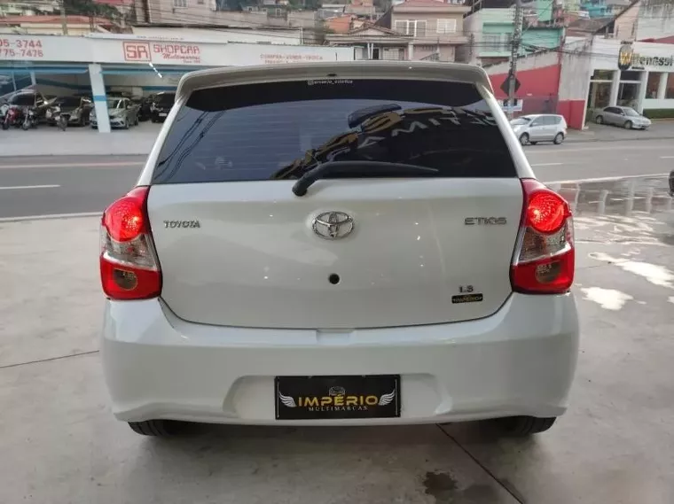 Toyota Etios Branco 4