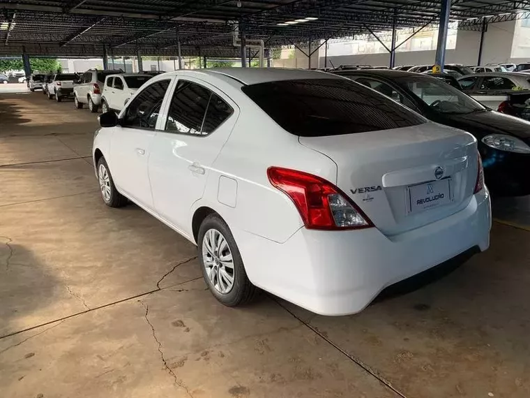 Nissan Versa Branco 5