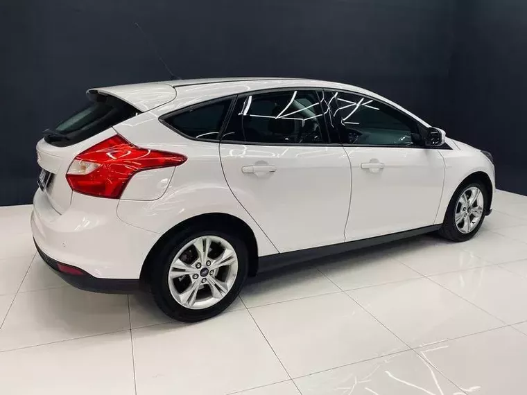 Ford Focus Branco 10