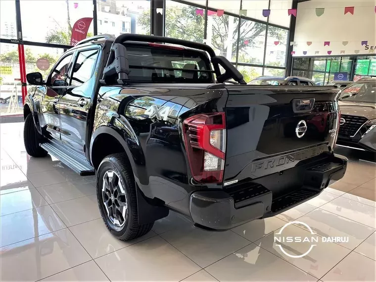 Nissan Frontier Preto 10