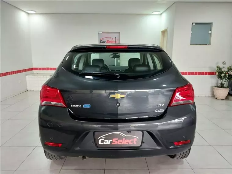 Chevrolet Onix Cinza 2