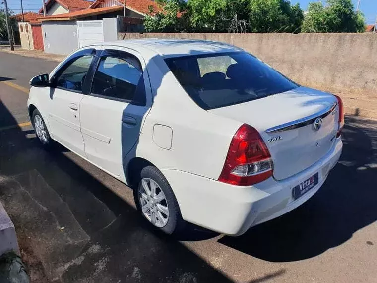 Toyota Etios Branco 8