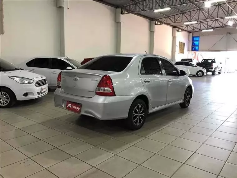 Toyota Etios Branco 3