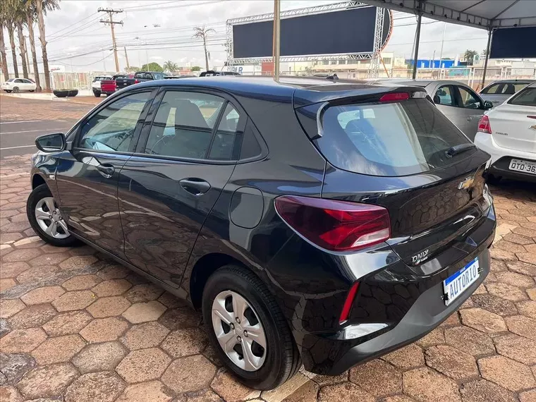 Chevrolet Onix Preto 6