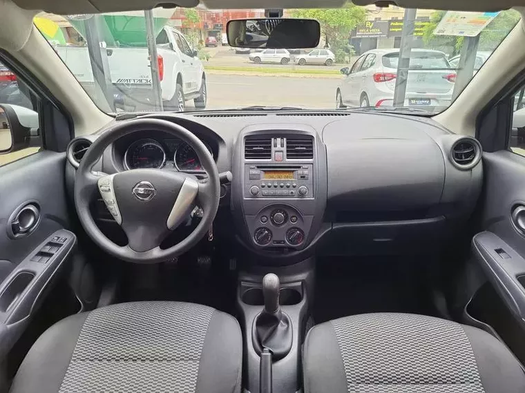 Nissan Versa Prata 10