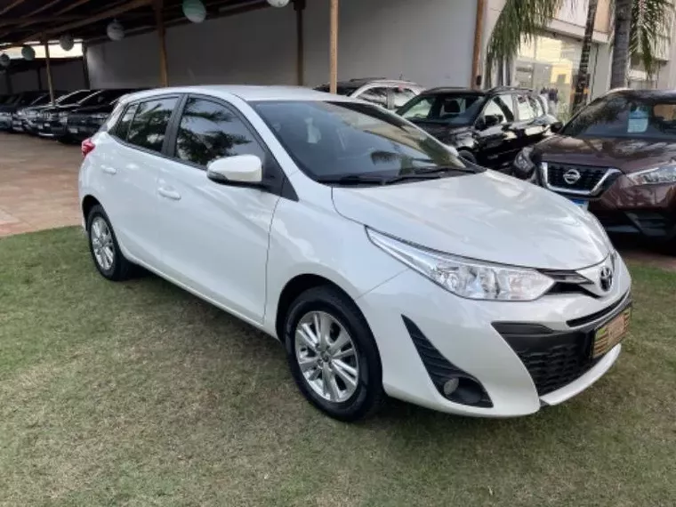 Toyota Yaris Branco 8