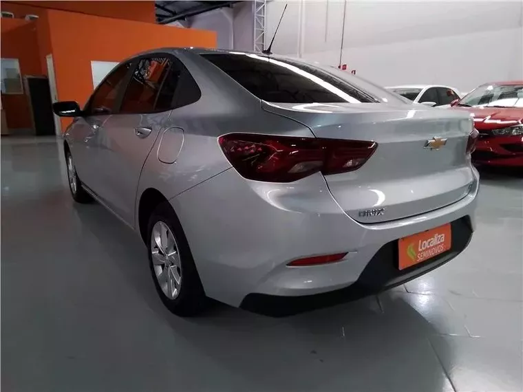 Chevrolet Onix Prata 9