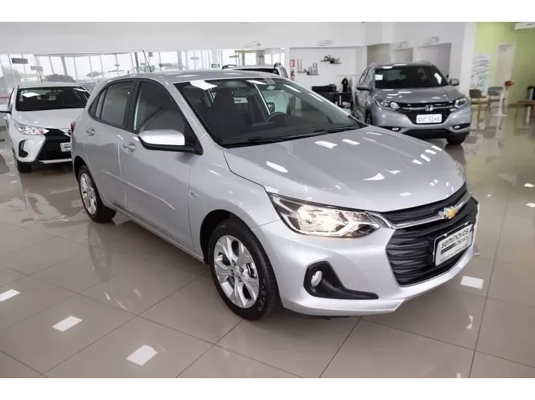 Chevrolet Onix Prata 5