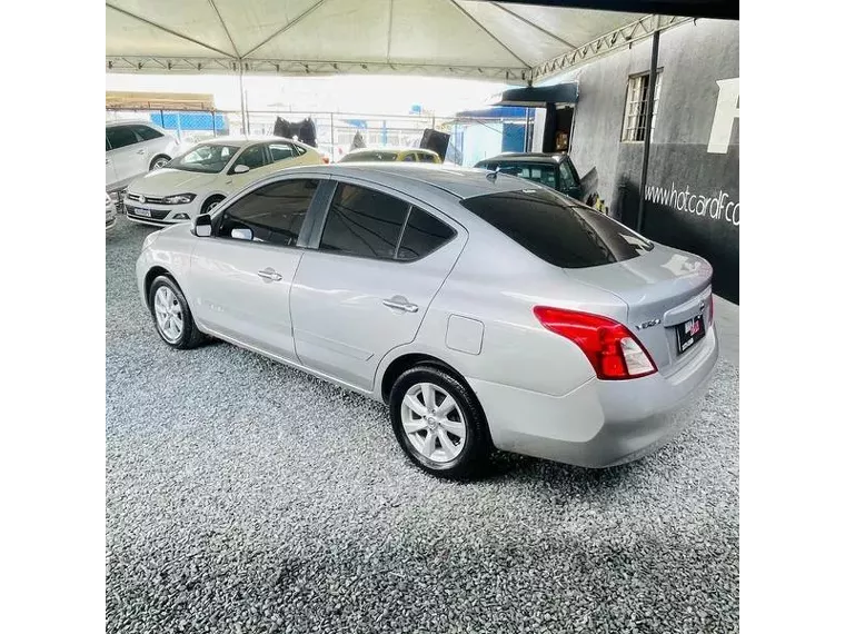 Nissan Versa Prata 6