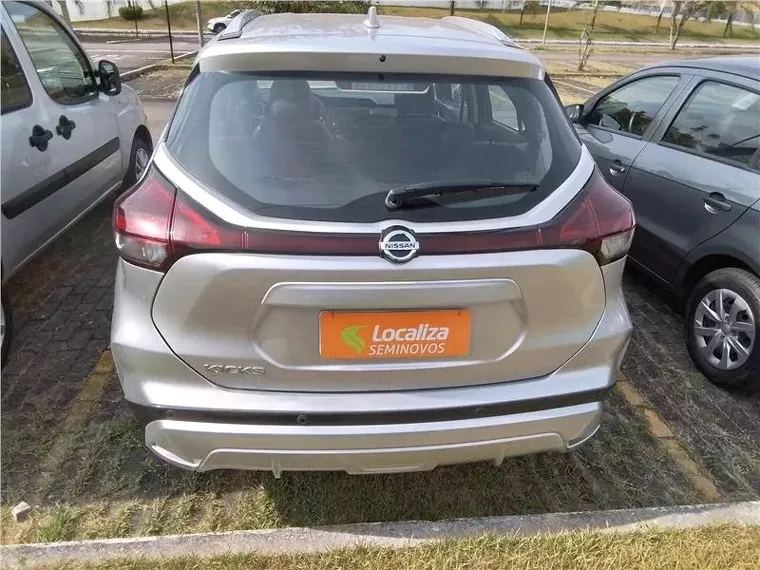 Nissan Kicks Prata 3