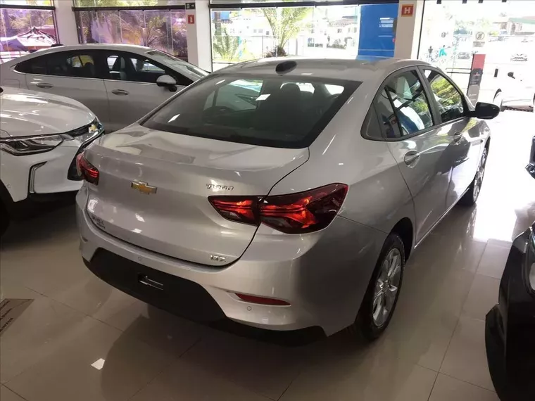 Chevrolet Onix Prata 5