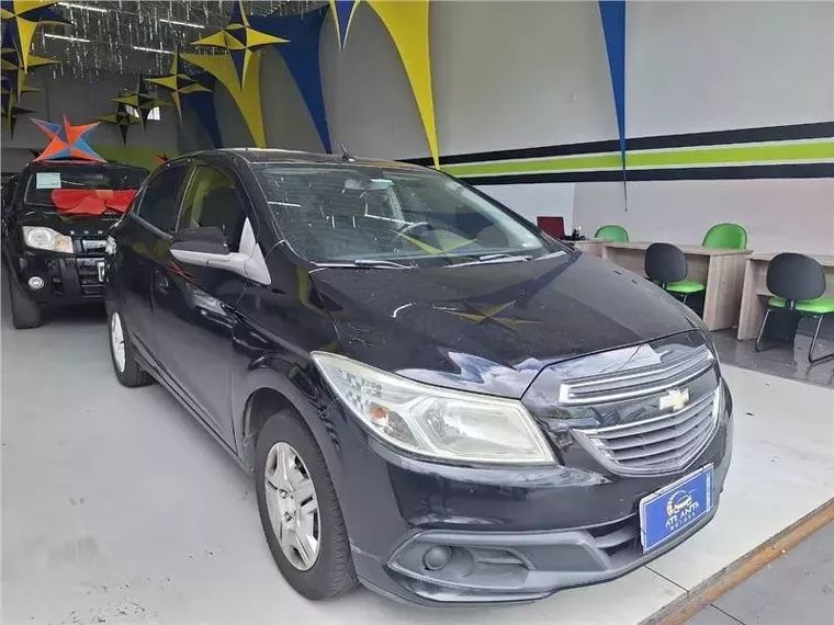 Chevrolet Onix Preto 4