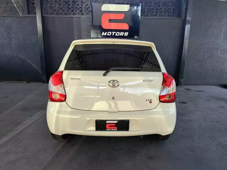Toyota Etios Branco 4