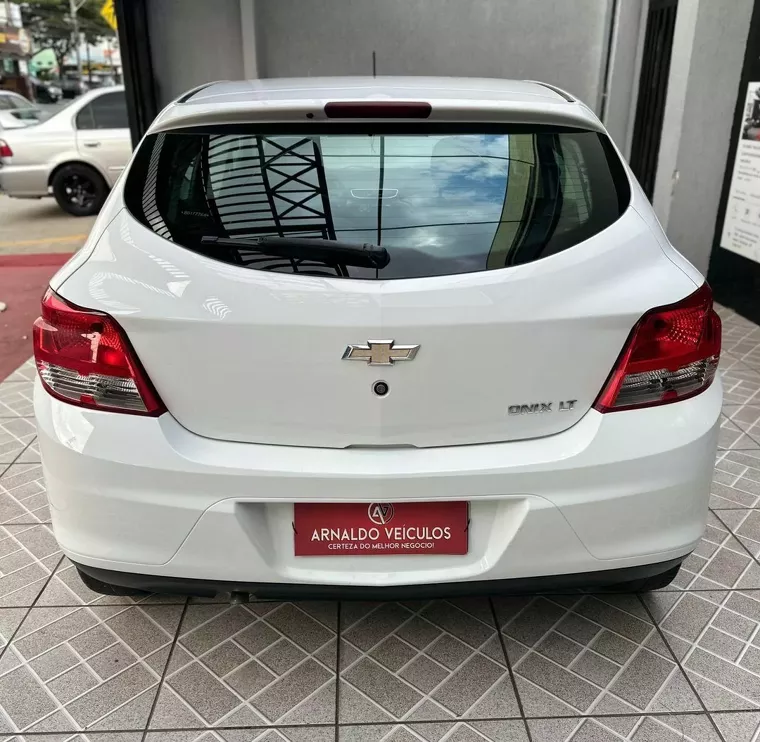 Chevrolet Onix Branco 9