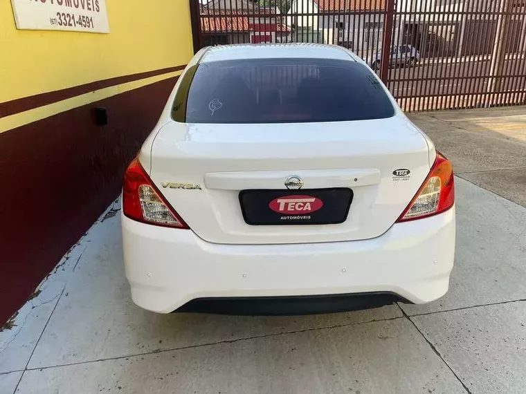 Nissan Versa Branco 2