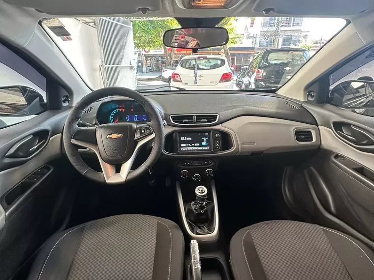 Chevrolet Onix Preto 17