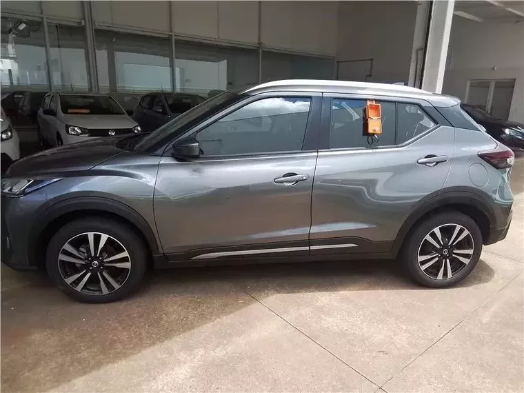 Nissan Kicks Cinza 2