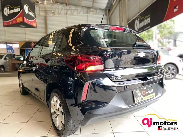 Chevrolet Onix Preto 6