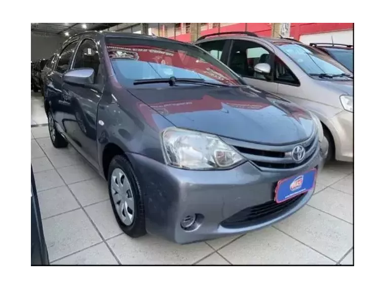 Toyota Etios Cinza 1