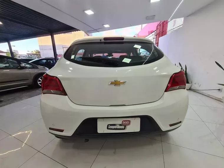 Chevrolet Onix Branco 4